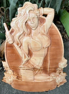 Erotik Mädchen in Dessous mit Flasche Holzschnitzerei mehrfarbig Bild Holzbearbeitung - Bild 1 von 24