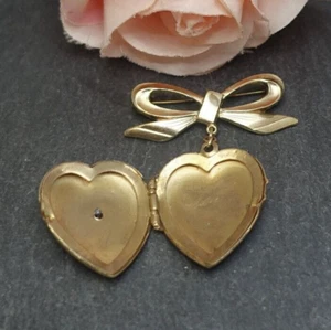 alte Modeschmuck Brosche Rockabilly Anstecknadel Schleife mit Herz Medaillon - Bild 1 von 7