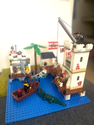 LEGO 6242 Pirates Soldiers' Fort 100% Complete With Instructions No Box. - image 1 of 4