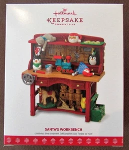 Hallmark Keepsake 2017 Ornament Club Santa's Workbench Ornament NUEVO EN CAJA ¡ENVÍO GRATUITO! - Imagen 1 de 6