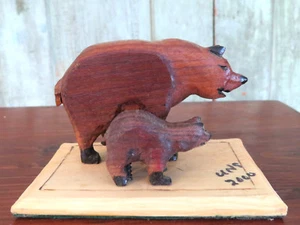 Figura de madera firmada artista de madera marrón tallada arte folclórico - Imagen 1 de 4