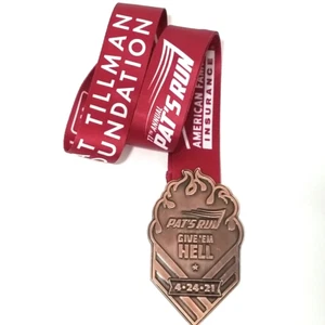 Medalla Pats Run 2021 Race Finisher Give Em Hell Pat Tillman con cinta - Imagen 1 de 4