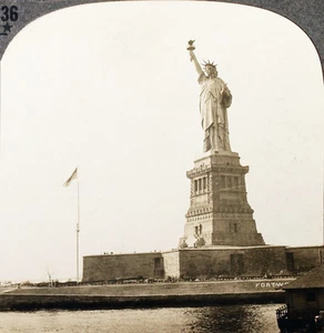 Keystone Stereoview the Statue of Liberty, New York, NY from 1930s T600 Set #T36 - Picture 1 of 3