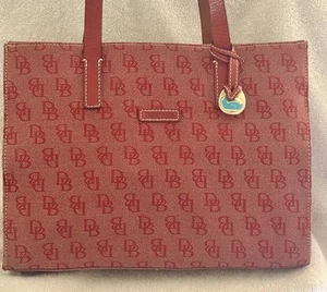 Borsa a tracolla Dooney & Bourke firmata rosso mirtillo in tela e pelle - Foto 1 di 14