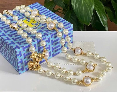 Colar longo de pérolas Tory Burch detalhes dourados - Imagem 1 de 4