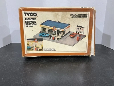 Tyco HO Scale No. 943 Lighted Service Station 76 Union original box missing cars - Image 1 of 4