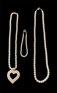 LOTE DE 3 PERLAS DE IMITACIÓN COLLAR 1 CORAZÓN 1 COLLAR 1 PULSERA EXCELENTE ESTADO - Imagen 1 de 1