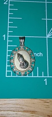 Colgante Michael Anthony Oro Amarillo 14k Manos de Oración Serenidad Oración  Foto 1 de 4