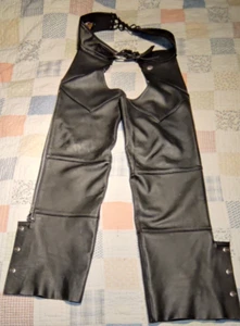 Harley Davidson Chaps Talla MEDIANA Cinturón Cuero Negro ¡HECHO EN EE. UU.! Motocicleta usada en excelente estado - Imagen 1 de 13