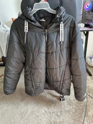 Chaqueta XL New Balance Para Hombres Puffer Acolchada Tecnología Resistente al Agua Talla Negra  Foto 1 de 2