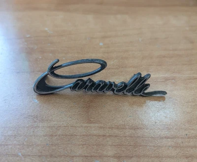 Placa de identificación con emblema de escritura Plymouth Caravelle de metal vintage de los años 80 Foto 1 de 2