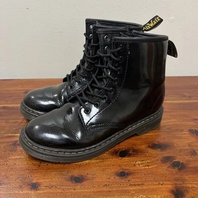 Bota con cordones de charol Dr. Martens para mujer’s 5 para hombre’s 4 Classic Docs 1460 Foto 1 de 4