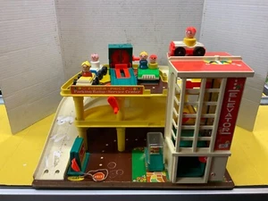 Vintage Fisher Price Parking Ramp and Service Center - Picture 1 of 8