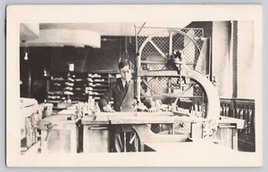 ¿Hombre trabajando en gabinete? Foto ocupacional de maquinaria de carpintería de carpintería de los años 1900 - Imagen 1 de 2