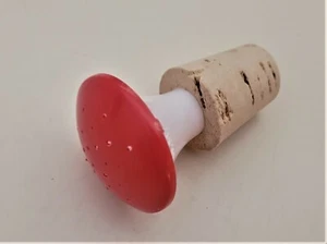 VINTAGE WÄSCHEBÜGELN 2" HOHE ROTE TOP KUNSTSTOFF WASSERFLASCHE SPRINKLER - Bild 1 von 3