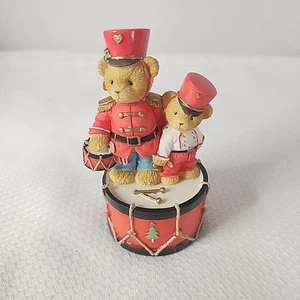Soldatino giocattolo divertente Enesco Cherished Teddies 2004 Marchin' To The Beat Of Holiday - Foto 1 di 8