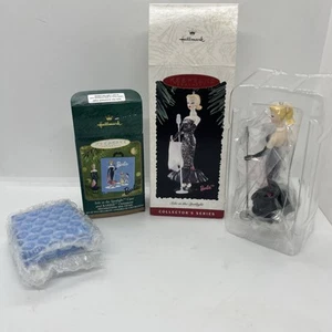 2 Hallmark Keepsake Ornament Solo im Rampenlicht Koffer & Barbie Ornament 1995/01 - Bild 1 von 10