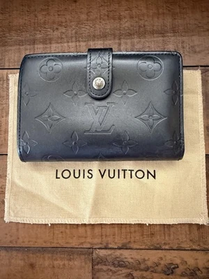 Cartera Louis Vuitton con bolsa para el polvo negra mate Vernis monograma cuero doble pliegue Foto 1 de 4