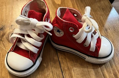 CONVERSE Red High Top Chuck Taylor All Stars infantil tamanho 3 -EUC - Imagem 1 de 4