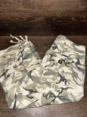 Pantalones capris camuflados vintage Arizona Jeans Co. para mujer talla 3 corbata inferior delantera plana Foto 1 de 4