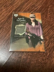 THE WALKING DEAD ROAD TO ALEXANDRIA CLOTHING RELIC ROSITA ESPINOSA TOPPS 64/99 - Foto 1 di 2
