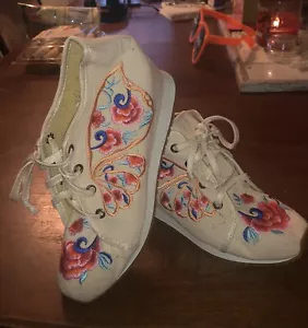 New Women’s Size 7.5/5/39 Lace-Up Embroidered Sneakers Hidden Heel Canvas Casual - Picture 1 of 13