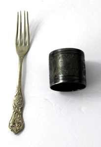 Vintage versilbert Salatgabel Serviettenhalter Set 2 geätzte Designs Schmuck Upcycle - Bild 1 von 3