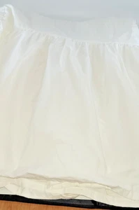 Falda de Cama Completa SIMPLY SHABBY CHIC Polvo Volantes Blanca 15" Caída Esquina Dividida - Imagen 1 de 7