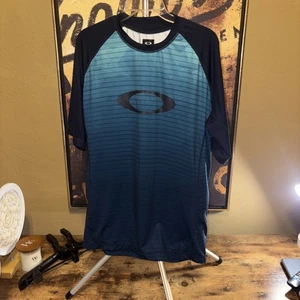 Oakley Performance Fit Athletic Shirt Size 2XL In Excellent Shape - Picture 1 of 5