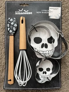 Halloween 5-teiliges Backset enthält Spatel, Schneebesen & 3 Plätzchen Totenkopf Formen NEU - Bild 1 von 2