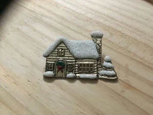 Broche prendedor de escena de cabaña casa de nieve de Navidad tono dorado - Imagen 1 de 3