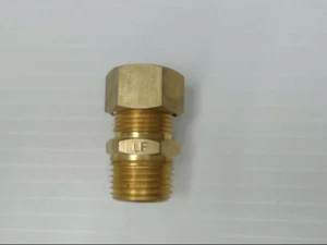 Adaptador de tubo recto macho de latón P-68-108-LF a 5/8" x 1/2" - Imagen 1 de 2