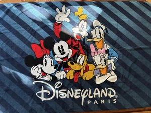 Toalla de playa azul Disneyland Paris Mickey And Friends 34 pulgadas X 64 pulgadas - Imagen 1 de 5
