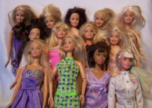Lotto 24 bambole 16 Barbie e 3 Ken e 5 action figure - Foto 1 di 9