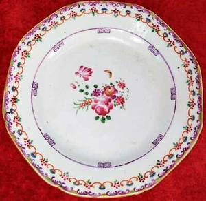 3 ASSIETTES EN PORCELAINE DE FAMILLE ROSE. COMPAGNIE DES INDES. CHINE. XVIII-XIX - Picture 1 of 4