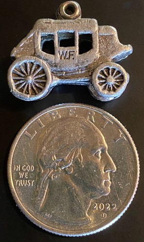 Vintage antico tono argento W.F. Ciondolo carrozza portafob Wells Fargo Stage Coach