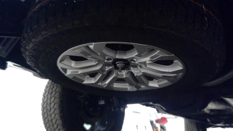 Rueda de repuesto de aluminio Chevrolet Colorado 2024 19x8 NYG 2933146 Foto 1 de 4