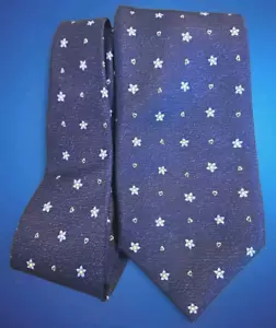 Bvlgari Heart, Daisy Floral Print Navy Blue Yellow Silk Tie - Imagen 1 de 5