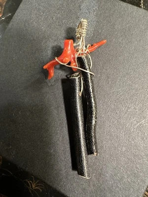 Colgante Hawaiano Abstracto Hecho a Mano Coral Rojo Negro Alambre de Plata 925 Foto 1 de 4