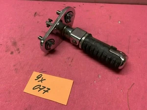 Fussraste mit Halter  R Honda VT 750 DC1 - RC48 Black Widow 00-03 n-9X.8ll5.077. - Bild 1 von 4