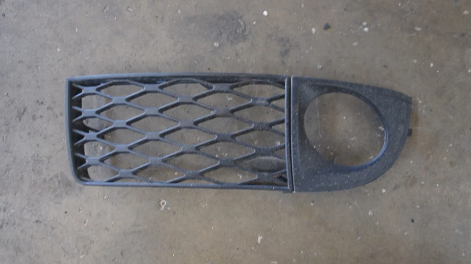 Rejilla de luz antiniebla lateral del conductor OEM AUDI C5 allroad 4Z7807681 Foto 1 de 1