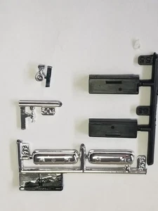 CYLINDER HEADS , VALVE COVERS , BREATHERS from Kenworth Aerodyne AMT 1:25 Model - Picture 1 of 10