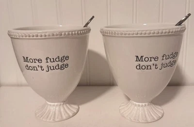 Juego de 2 cuencos y cucharas de helado Pier 1 Imports "More Fudge Don't Judge" usado en excelente estado Foto 1 de 4