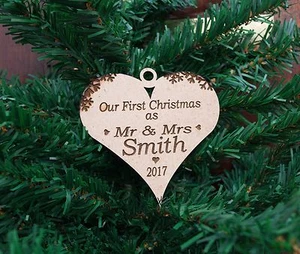 Bauble Personalizzato Legno Il Nostro Primo Natale, Decorazione Cuore Mr & Mrs, MDF - Foto 1 di 1
