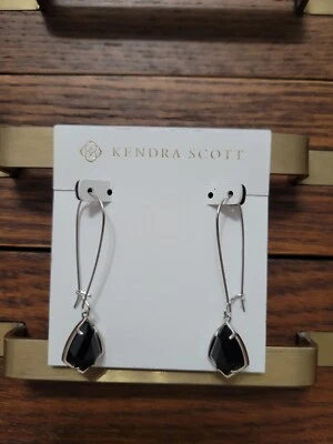 Pendientes colgantes Kendra Scott Carinne enchapados en rodio de vidrio negro tono plata Foto 1 de 4