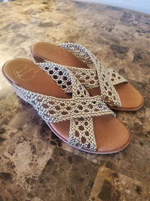 Sandalias boho Andre Assous Featherweights corcho tejido cuña 8,5 Bryana doradas Foto 1 de 4