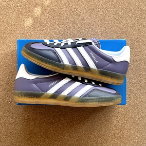 UK 5 - adidas Gazelle Indoor - Shadow Violet/Flat White/Wonder Quartz - Bild 1 von 8