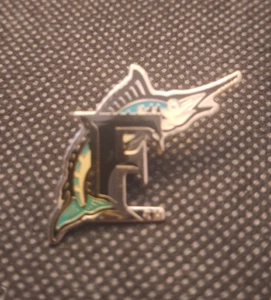 F Dolphin Pinback   e9676UXX - Picture 1 of 2