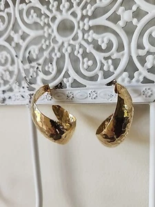 Leichte Vintage goldfarbene gehämmerte Creolen 1-1/4 Zoll - Bild 1 von 9