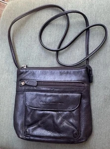 Borsa a tracolla STONE MOUNTAIN piccola in pelle nera con ciottoli - Foto 1 di 3